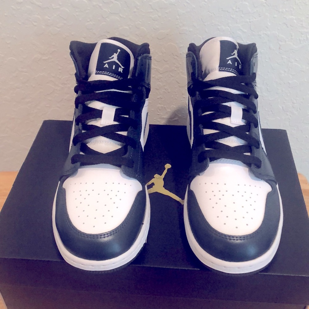 🖤🤍NIKE AIR JORDAN 1 MID GS SNEAKERS🤍🖤 - Picture 7 of 11